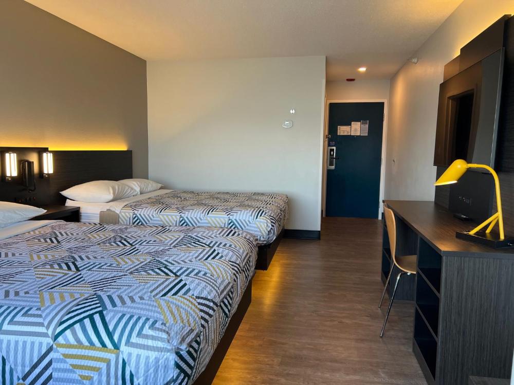 Queen Room with Two Queen Beds - Non-Smoking interior